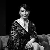 Nela Boudová - pléd, který má Nela ve hře sobě, je značky mypled.